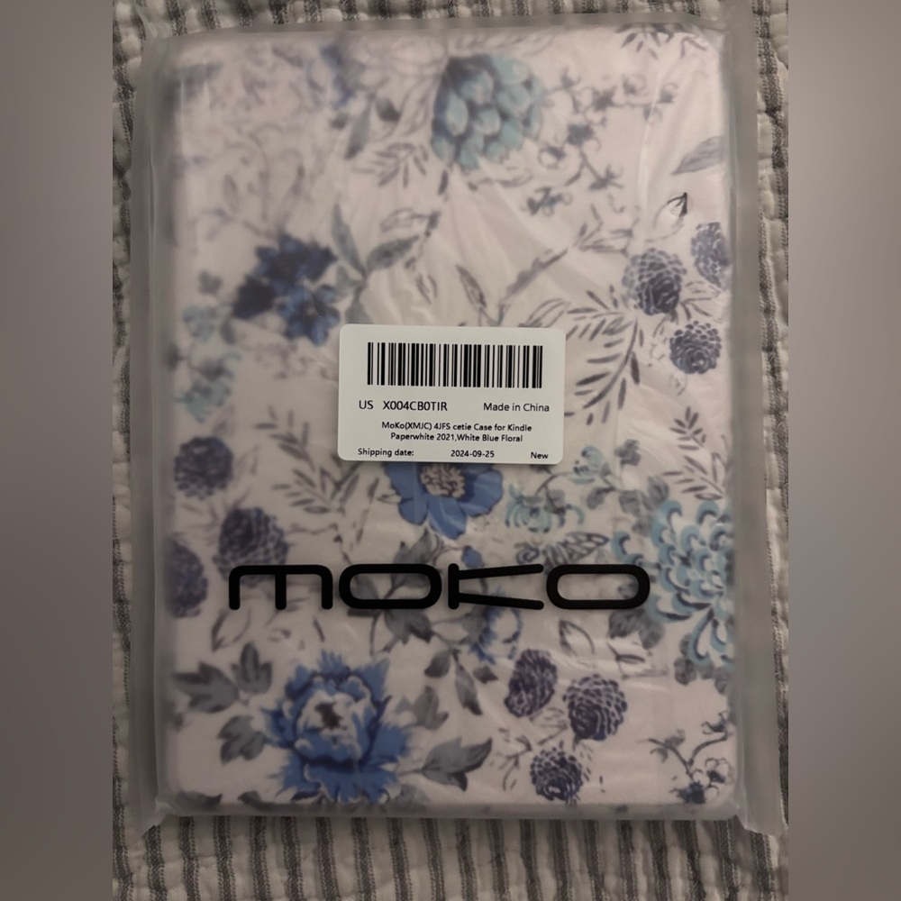 White & Blue Floral Kindle Paperwhite Case | MoKo (2021) - Picture 2 of 5